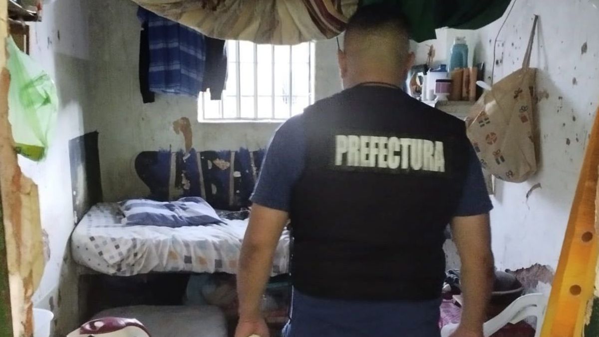 10 personas detenidas y el secuestro de cocaína y marihuana es el saldo de 14 allanamientos que se llevaron a cabo en diferentes localidades de la provincia de Santa Fe. 10 personas detenidas y el secuestro de cocaína y marihuana es el saldo de 14 allanamientos que se llevaron a cabo en diferentes localidades de la provincia de Santa Fe.