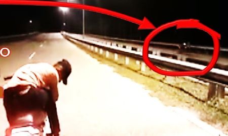 Iba manejando y logró grabar una moto con conductor fantasma Iba manejando y logró grabar una moto con conductor fantasma