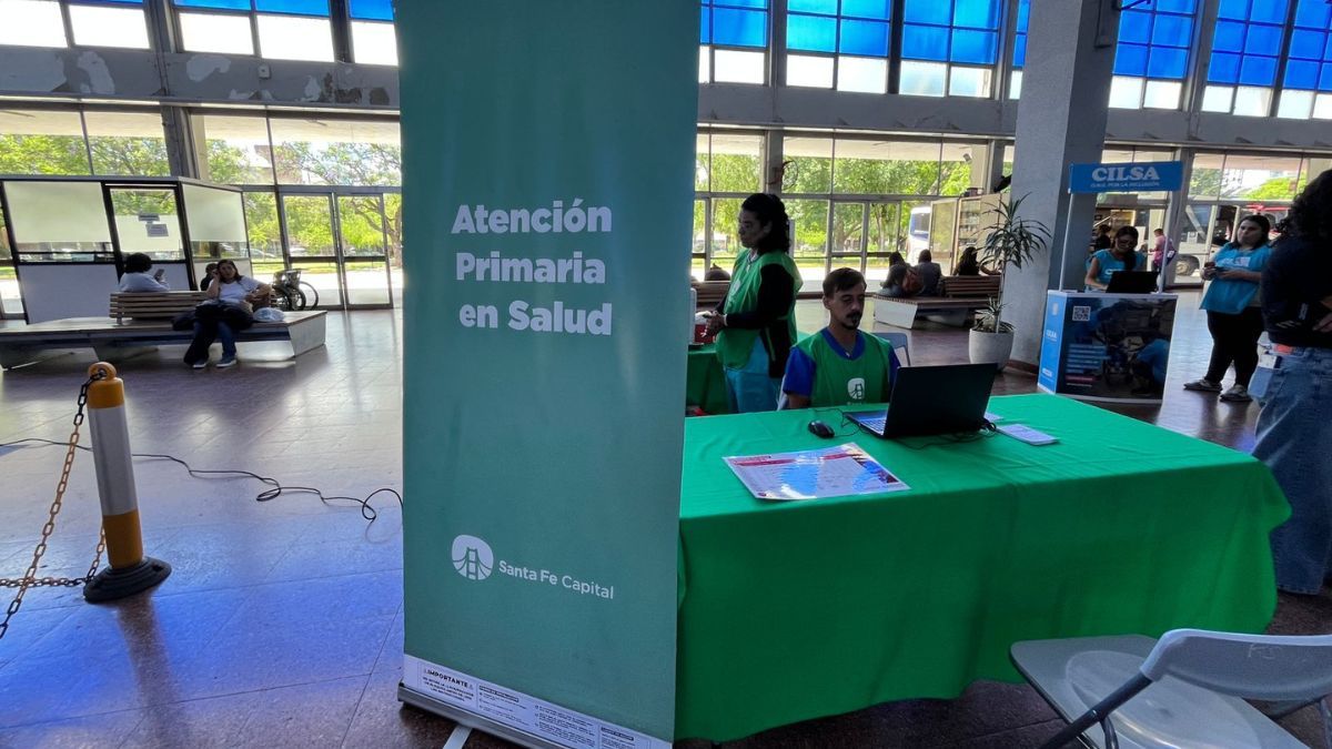 En la Terminal, como en otras zonas de la ciudad, la gente se acerca tanto para vacunarse como para despejar dudas. En la Terminal, como en otras zonas de la ciudad, la gente se acerca tanto para vacunarse como para despejar dudas.