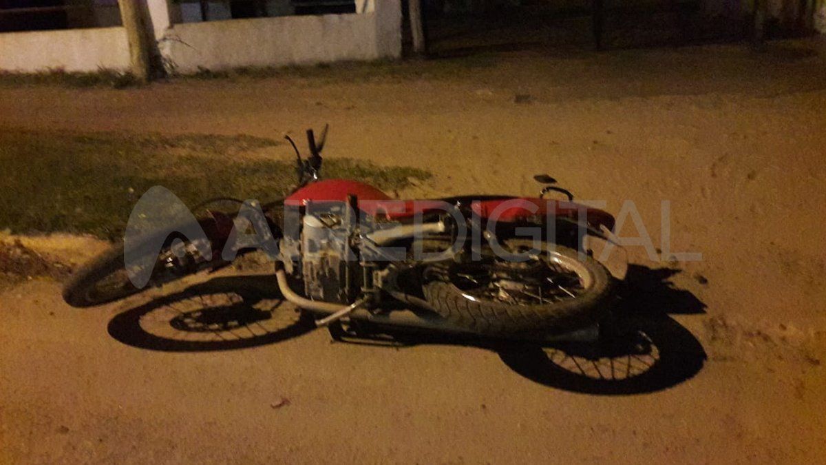La moto quedó tumbada sobre el asfalto, a metros del cuerpo del conductor que murió en el acto.