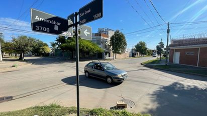 Violento robo a un policía en barrio San Lorenzo: le quitaron el arma y le dispararon en la pierna