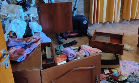 Los ladrones revolvieron una de las habitaciones, todo esto mientras sonaba la alarma y los vecinos se acercaban. Los ladrones revolvieron una de las habitaciones, todo esto mientras sonaba la alarma y los vecinos se acercaban.