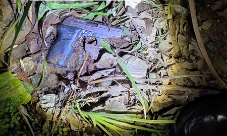 El arma de fuego que los agentes de la Policía de Acción Táctica secuestraron durante el procedimiento. El arma de fuego que los agentes de la Policía de Acción Táctica secuestraron durante el procedimiento.