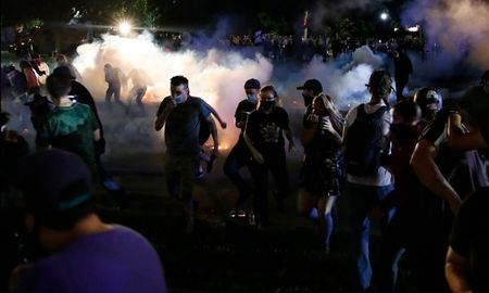 Manifestantes en Wisconsin, Estados Unidos, piden justicia por el ataque al afroamericano Joe Blake, baleado por la espalda por la policía. Manifestantes en Wisconsin, Estados Unidos, piden justicia por el ataque al afroamericano Joe Blake, baleado por la espalda por la policía.