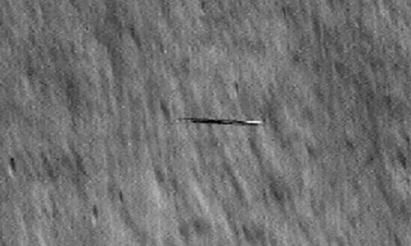 La NASA localizó un misterioso objeto en forma de tabla de surf cerca de la Luna La NASA localizó un misterioso objeto en forma de tabla de surf cerca de la Luna