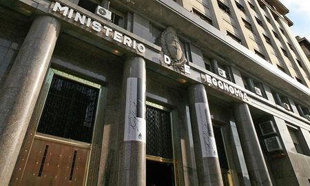 El déficit financiero, que surge tras pagar vencimientos dedeuda, fue de $150.664 millones. El déficit financiero, que surge tras pagar vencimientos dedeuda, fue de $150.664 millones.