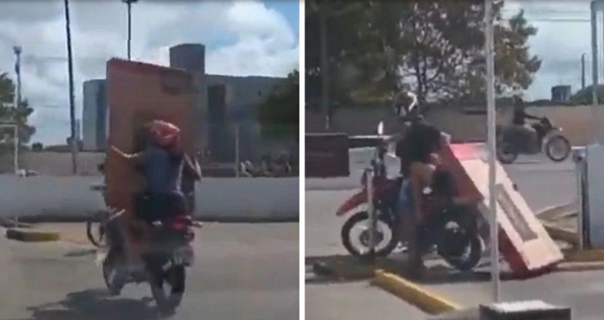Video viral: llevaban un televisor gigante en la moto y se les cayó.