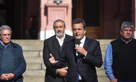 El ministro de Economía y candidato de Unión por la Patria, Sergio Massa, participó de un acto organizado en el Congreso junto a la CGT y las dos CTA. El ministro de Economía y candidato de Unión por la Patria, Sergio Massa, participó de un acto organizado en el Congreso junto a la CGT y las dos CTA.