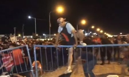 Hinchas de la Selección Argentina saltearon la seguridad para conseguir una entrada para el partido frente a Brasil, por las Eliminatorias Sudamericanas. Hinchas de la Selección Argentina saltearon la seguridad para conseguir una entrada para el partido frente a Brasil, por las Eliminatorias Sudamericanas.