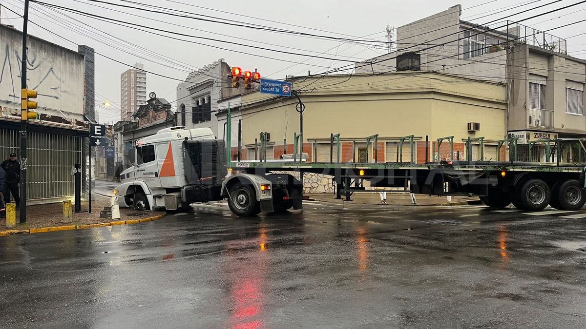 El camión quedó incrustado en una boca de tormenta al querer doblar hacia calle San Jerónimo.