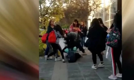Por cheta y por linda, alumnas de un colegio golpearon brutalmente a una compañera y los padres se horrorizaron Por cheta y por linda, alumnas de un colegio golpearon brutalmente a una compañera y los padres se horrorizaron