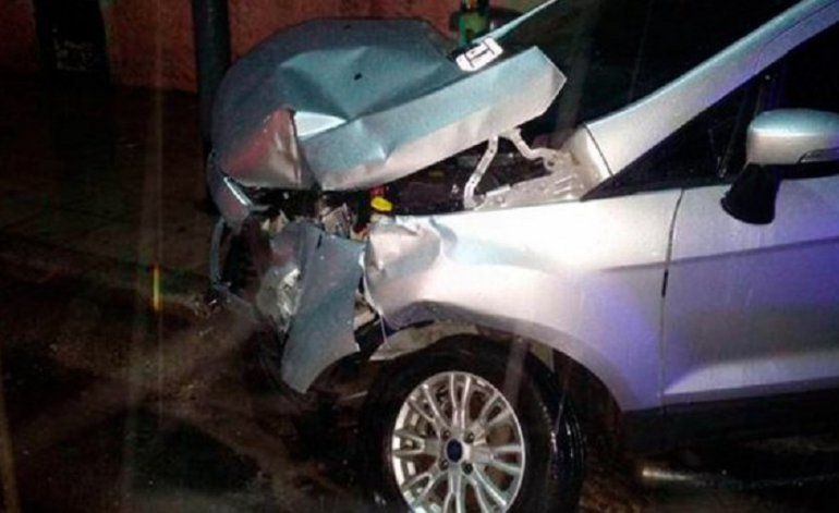 Impactó contra dos vehículos estacionados.