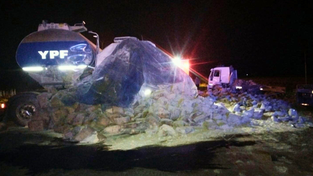 Un camión cisterna y otro con acoplado protagonizaron un duro accidente en la ruta 3.