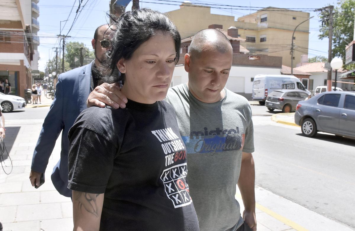 La madre de Tomás Tello llega a la Fiscalía Descentralizada de Mar de Ajó.