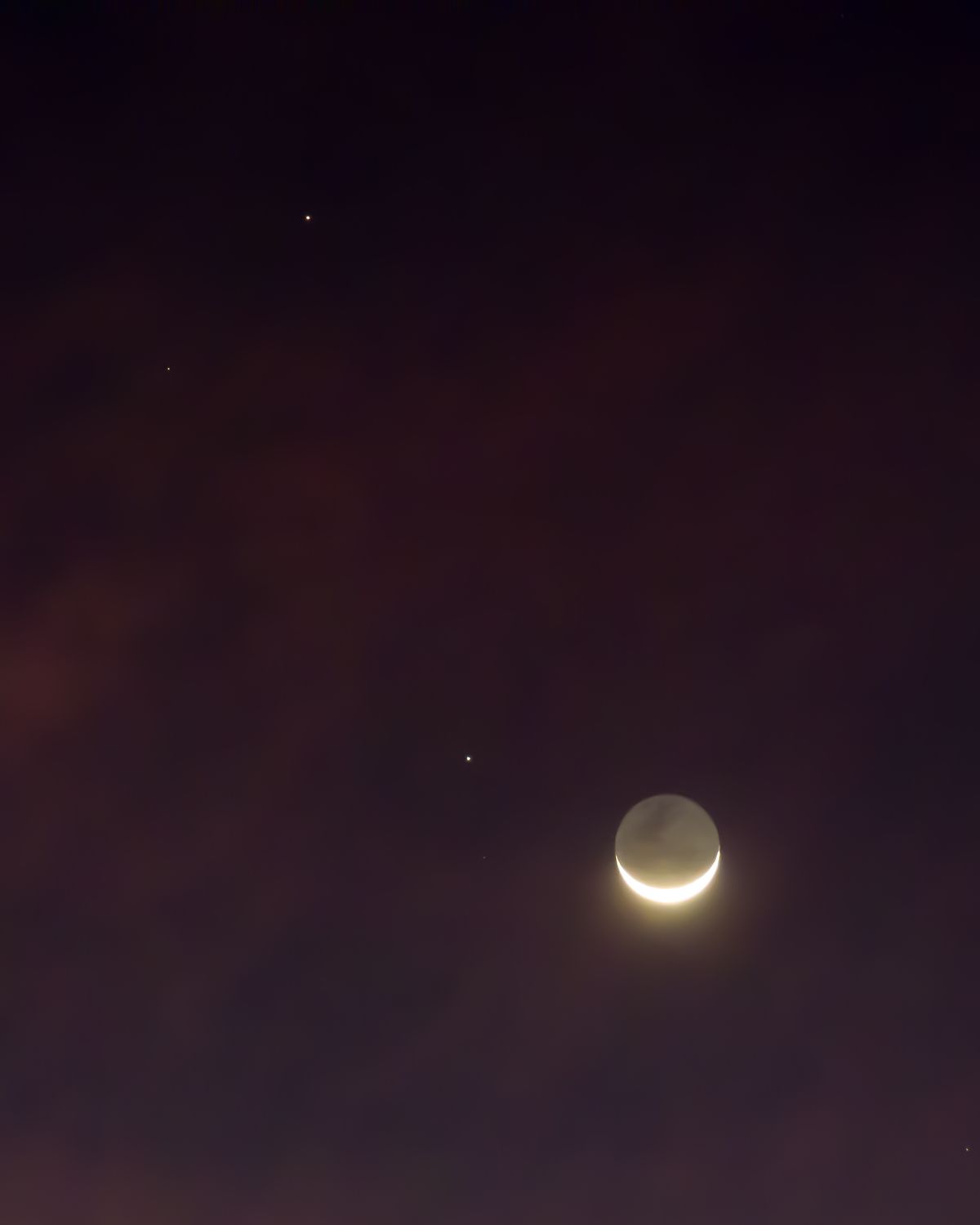 Conjunción entre la Luna, Saturno y Marte por el fotógrafo santafesino Cristian Acosta. Conjunción entre la Luna, Saturno y Marte por el fotógrafo santafesino Cristian Acosta.