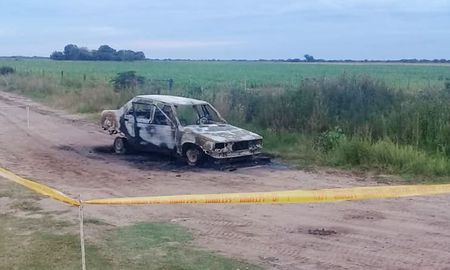 El auto se quemó a pocos metros de la Ruta 1, cerca de un camino rural. El auto se quemó a pocos metros de la Ruta 1, cerca de un camino rural.