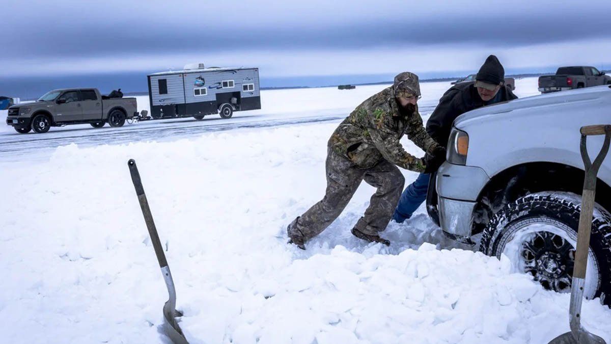 Al menos ocho personas murieron y cientos de miles se quedaron sin electricidad.
