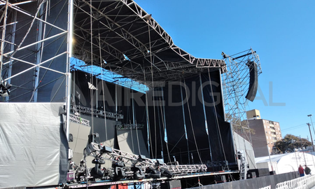 Tras un derrumbe en el escenario, evalúan si se realiza el show de Tini en Santa Fe. Tras un derrumbe en el escenario, evalúan si se realiza el show de Tini en Santa Fe.