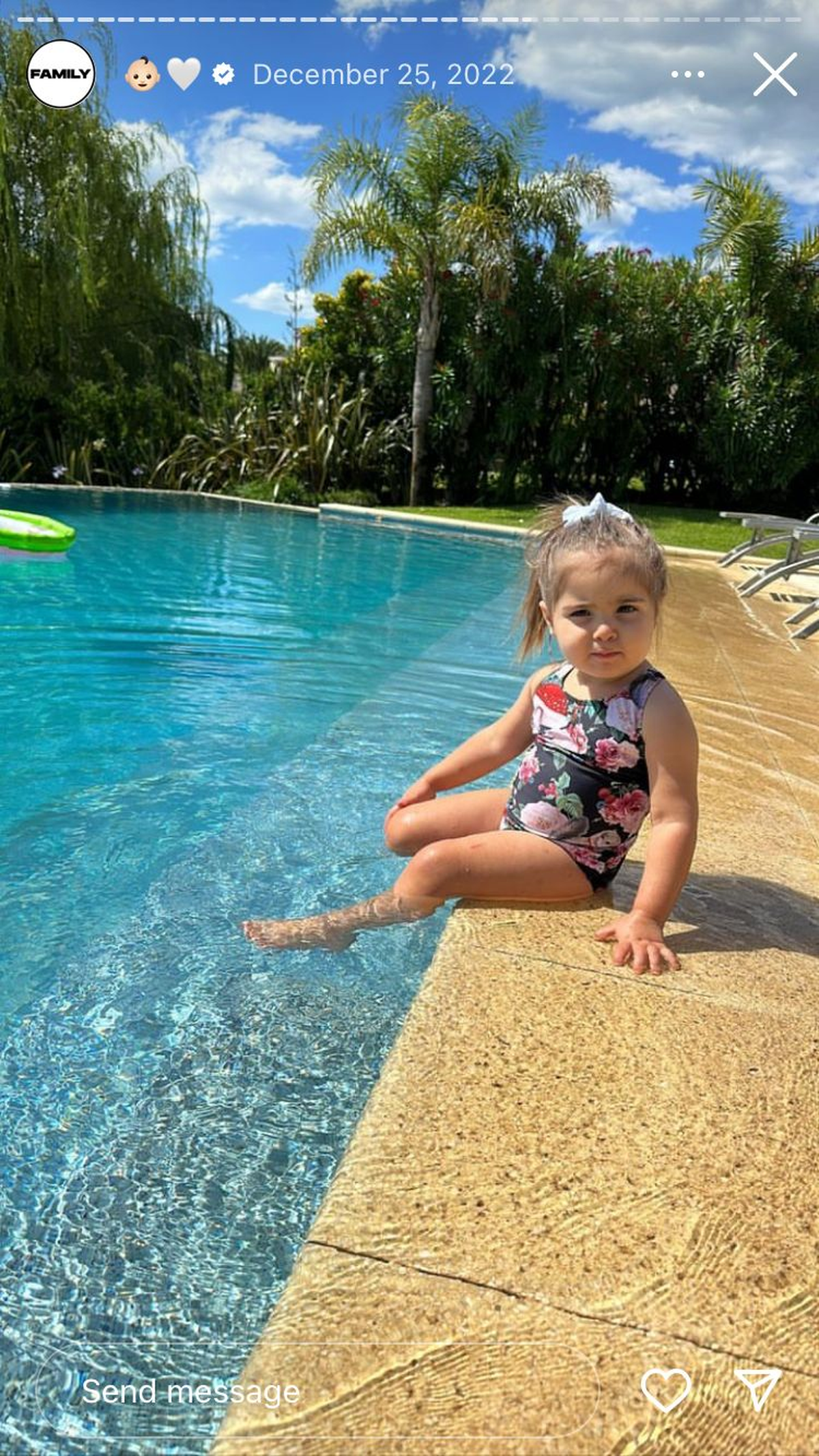 El exterior de la casa posee una gran piscina, en donde el futbolista y su familia pasan los días más calurosos del año. 