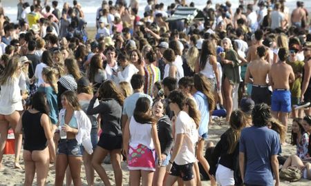 Playas de Pinamar: cientos de jóvenes no respetaban la distancia social ni el uso de barbijos, Playas de Pinamar: cientos de jóvenes no respetaban la distancia social ni el uso de barbijos,
