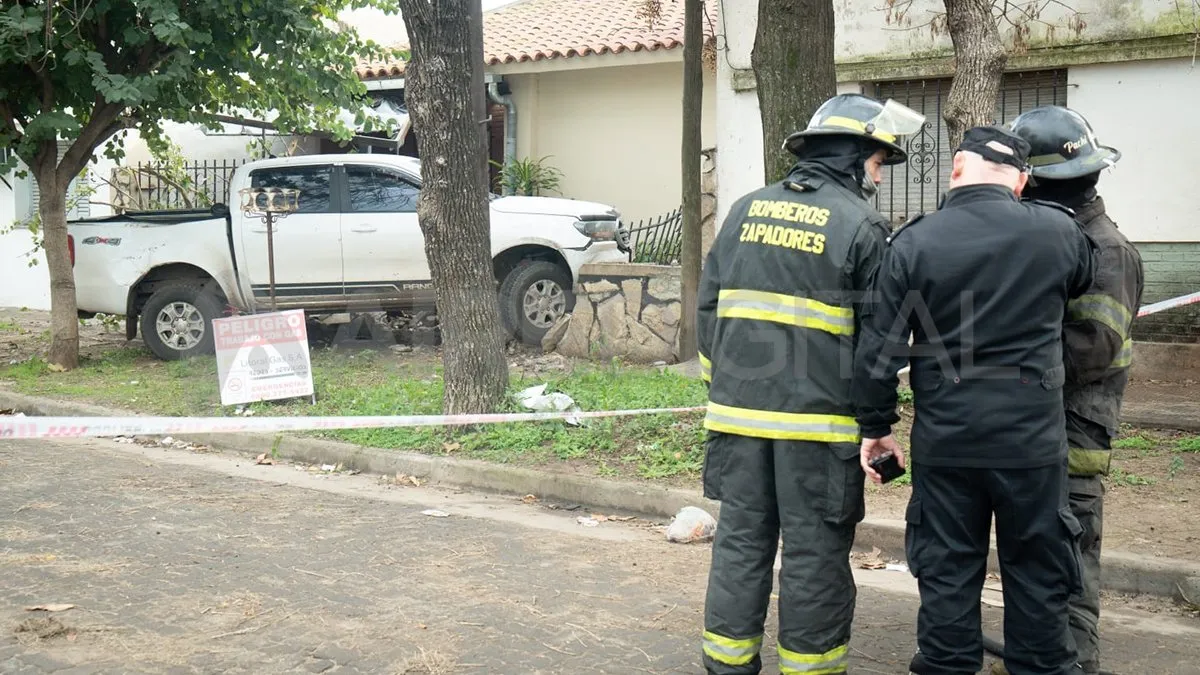 Policías y bomberos zapadores custodiaron la zona hasta la llegada de los peritos. Policías y bomberos zapadores custodiaron la zona hasta la llegada de los peritos.