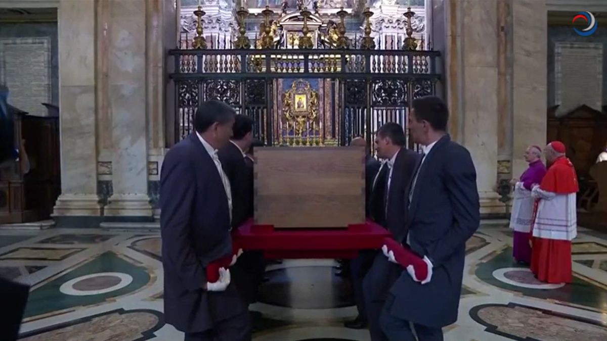 La última imagen televisada: el féretro ante el icono de la Virgen en Santa María la Mayor. La última imagen televisada: el féretro ante el icono de la Virgen en Santa María la Mayor.
