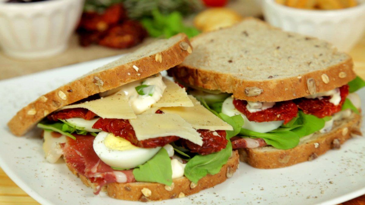 Queso roquefort, tomate y albahaca