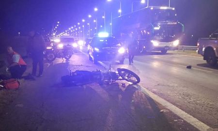Un accidente de tránsito en la autopista Rosario - Santa Fe dejó dos heridos de gravedad. Un accidente de tránsito en la autopista Rosario - Santa Fe dejó dos heridos de gravedad.