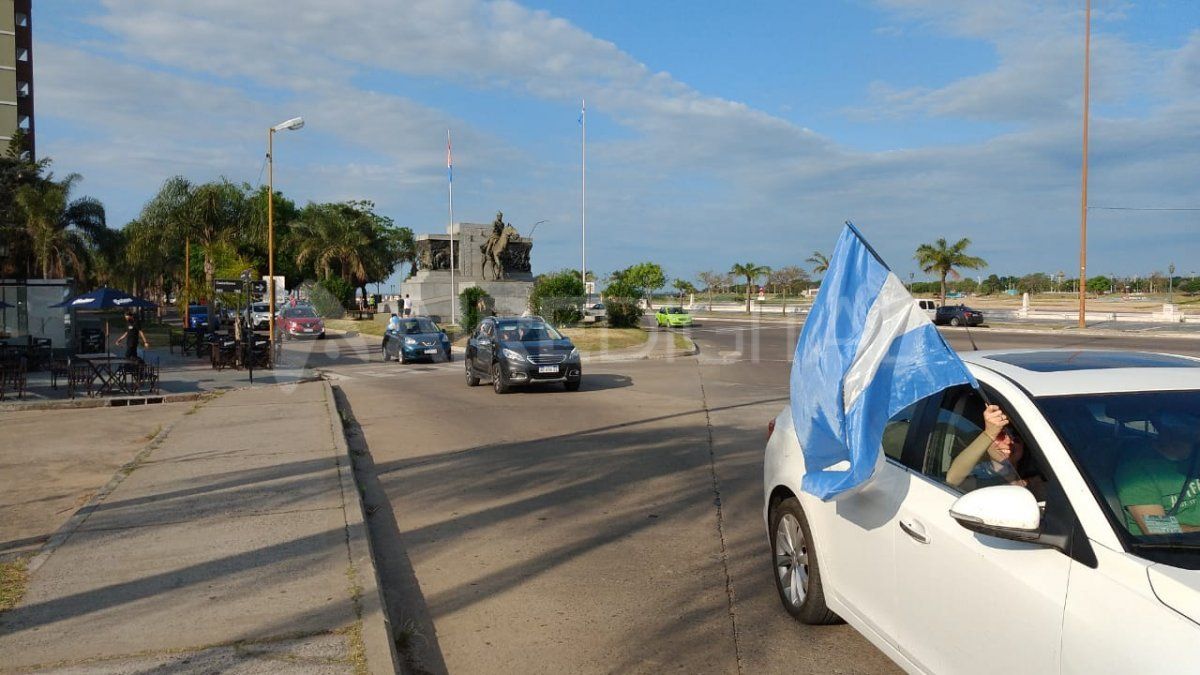 LaLa caravana de padres y estudiantes del las escuelas secundarias y primarias de Santa Fe reclamaron la vuelta a las clases presenciales.&nbsp;