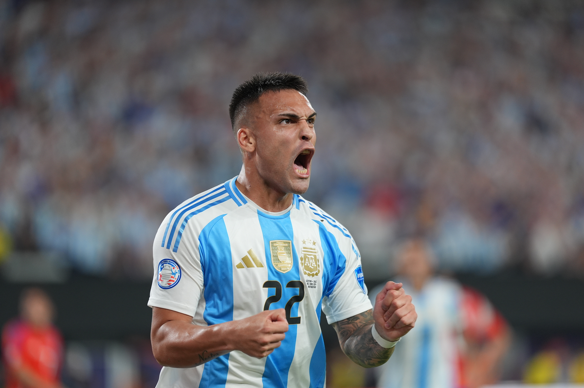 Lautaro Martínez ingresó desde el banco y convirtió y aseguró la clasificación de la Argentina a la segunda ronda de la Copa América. Lautaro Martínez ingresó desde el banco y convirtió y aseguró la clasificación de la Argentina a la segunda ronda de la Copa América.
