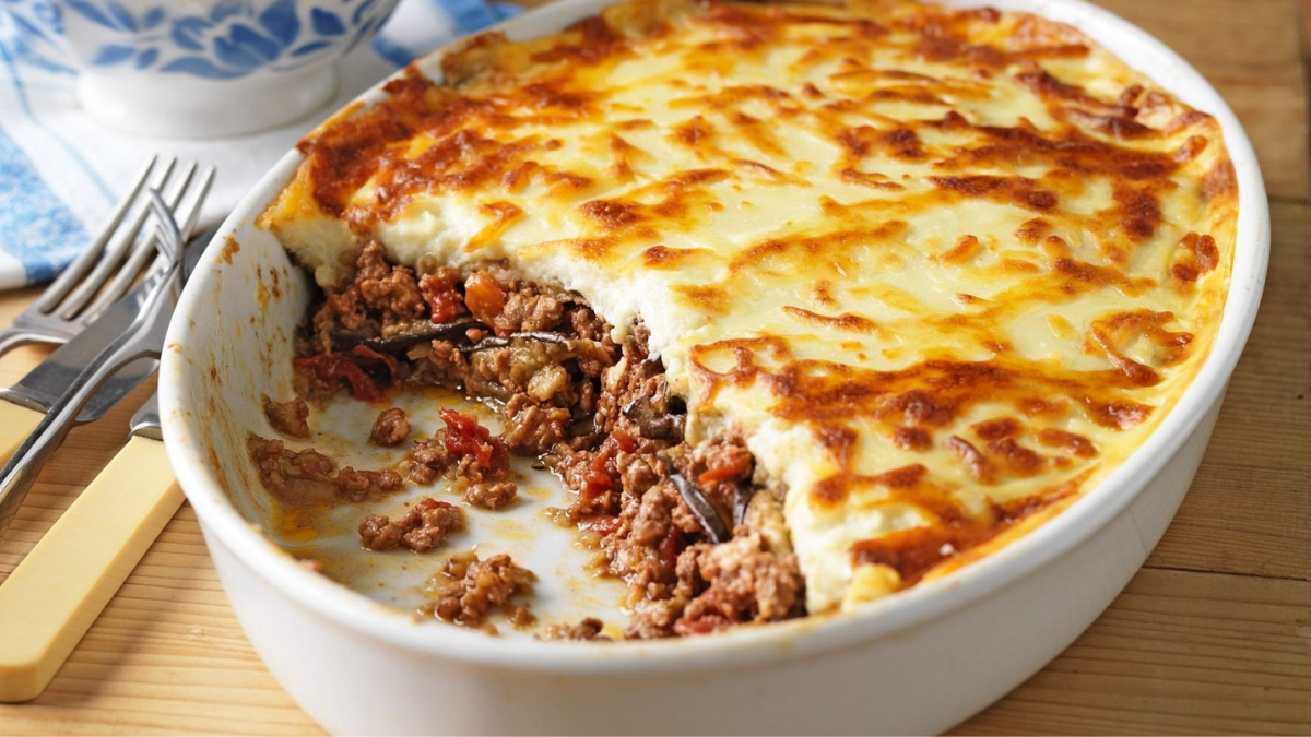 La musaka es un plato griego, conocido por ser delicioso y llevar ingredientes sencillos, como berenjenas, carne y salsa bechamel. La musaka es un plato griego, conocido por ser delicioso y llevar ingredientes sencillos, como berenjenas, carne y salsa bechamel.