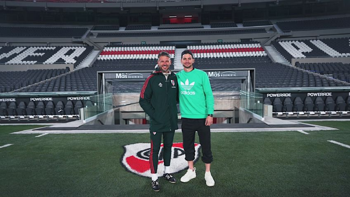 Martin Demichelis junto a Lucas Alario en el estadio Monumental de River.