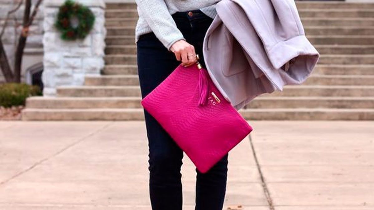 El color rojo magenta, seleccionado como color del año, es ideal para usar en accesorios.