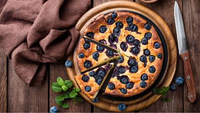 Torta de vainilla y arándanos: receta fácil, económica y lista en pocos minutos