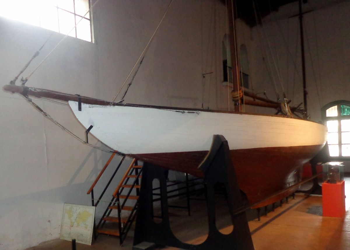 Este es el Lehg I, velero con el cual Vito Dumas realizó la travesía Arcachon (Francia)-Buenos Aires, batiendo así el récord mundial de navegación de un hombre solo. Se encuentra en el Museo del Transporte de Luján, provincia de Buenos Aires. Su eslora era de apenas 7,94 metros.