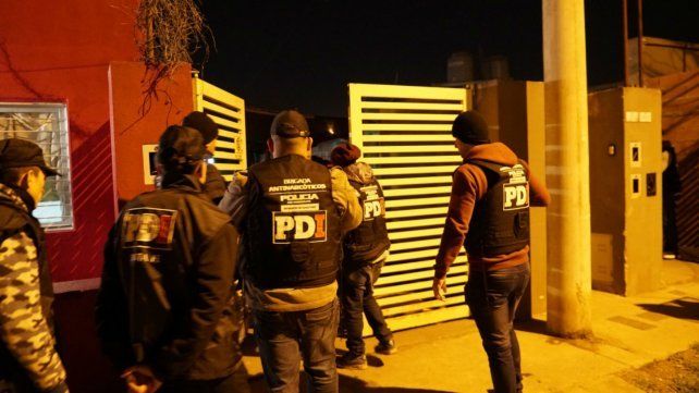 40 allanamientos en Rosario: cinco detenidos y armas
