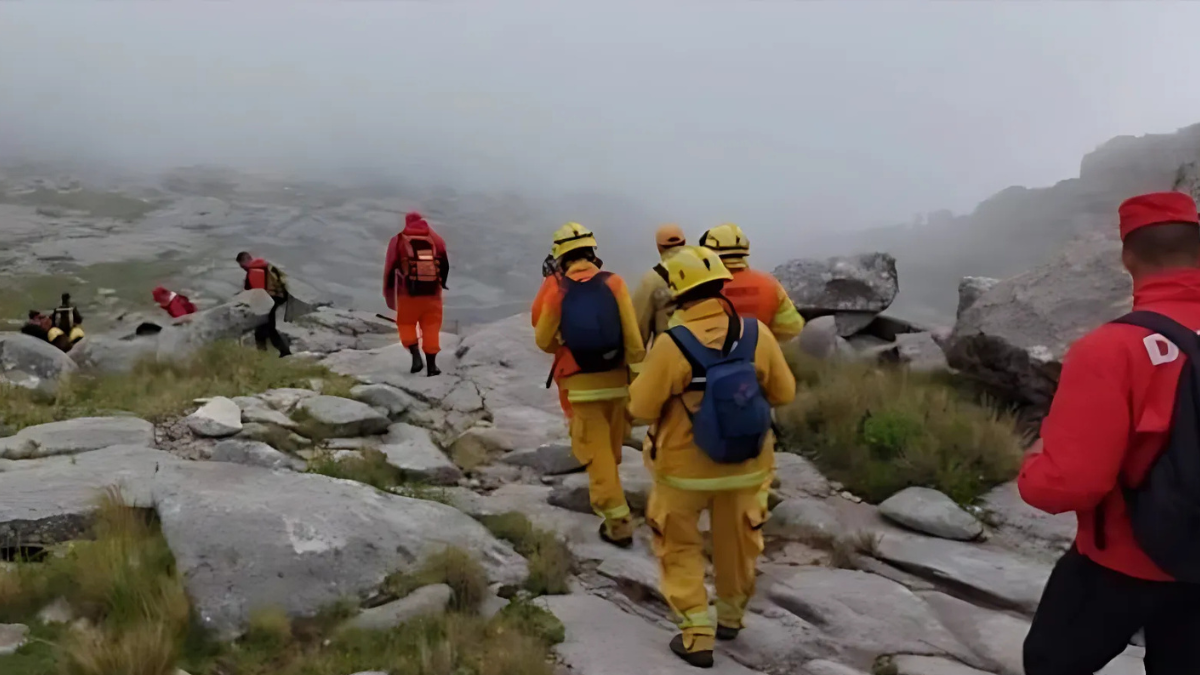 La evacuación fue lenta debido a que la mayoría de los estudiantes tuvieron que ser trasladados en camillas. La evacuación fue lenta debido a que la mayoría de los estudiantes tuvieron que ser trasladados en camillas. 