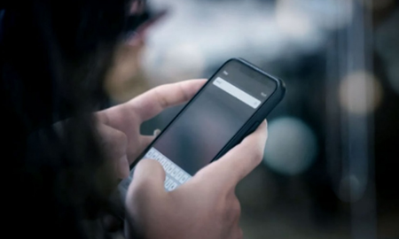 Clonó el chip de un celular, entró al home banking y se transfirió más de 400.000 pesos. Clonó el chip de un celular, entró al home banking y se transfirió más de 400.000 pesos.