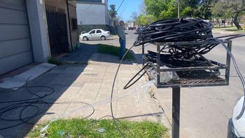 Los cables en un cesto de basura, tras ser desprendidos por un camión.