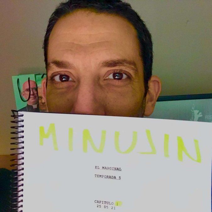 Juan Minujín se mostró con el libreto de la quinta temporada.