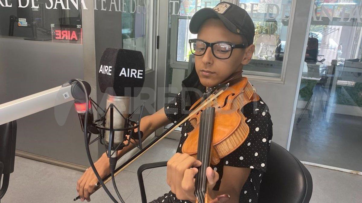 Dylan Villanueva deleitó con su violín en el Día de la Música