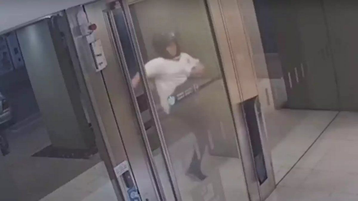 El día de furia del delivery: pateó la puerta porque lo dejaron esperando 7 minutos