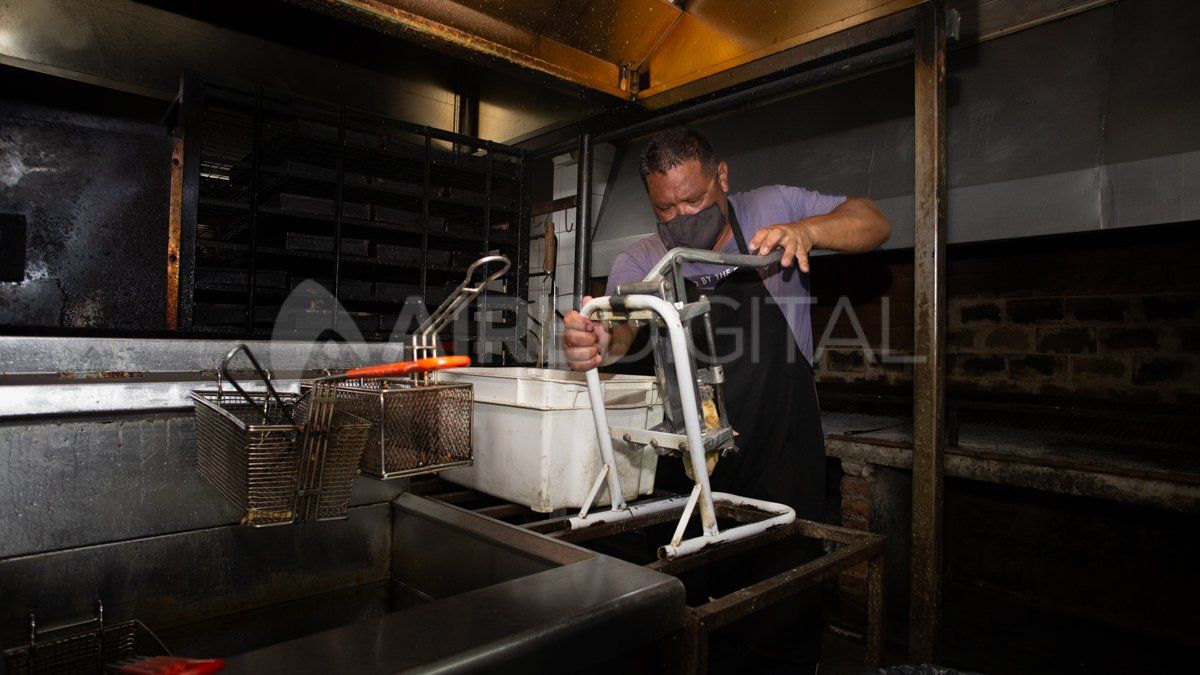 El Chino trabajo durante 16 años en la cocina de un restaurant muy conocido de Santa Fe, en donde perdió su empleo por la pandemia.