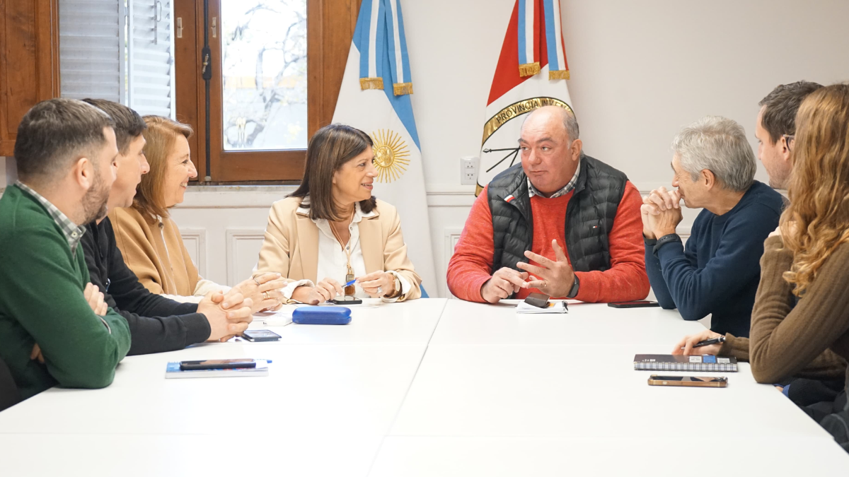 Clara García y Mónica Fein recibieron a las autoridades de la Federación Industrial de Santa Fe.