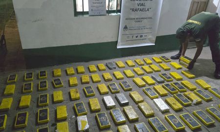 El conteo de la cantidad de bloques con cocaína se hizo en sede de la Sección Vial de Gendarmería. El conteo de la cantidad de bloques con cocaína se hizo en sede de la Sección Vial de Gendarmería.