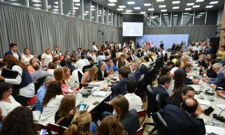 Desde el miércoles, los bloques opositores –dialoguistas y no dialoguistas- vienen advirtiendo que se desconoce el contenido del dictamen firmado. Desde el miércoles, los bloques opositores –dialoguistas y no dialoguistas- vienen advirtiendo que se desconoce el contenido del dictamen firmado.