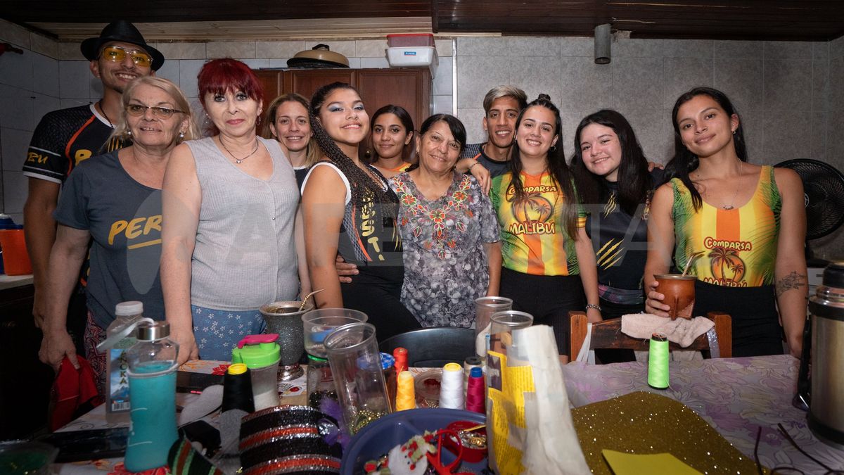 Grandes y chicos se reúnen uno o dos días a la semana, durante todo el año, para practicar coreografías.