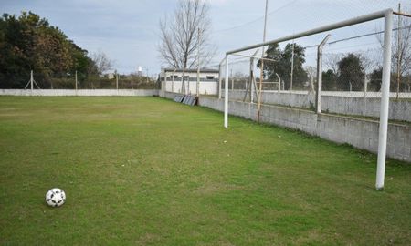 Un partido en categoría infantil de la Liga Santafesina se suspendió por supuestas agresiones al árbitro por parte de padres de los jugadores. Sin embargo, los padres apuntan contra el juez. Un partido en categoría infantil de la Liga Santafesina se suspendió por supuestas agresiones al árbitro por parte de padres de los jugadores. Sin embargo, los padres apuntan contra el juez.