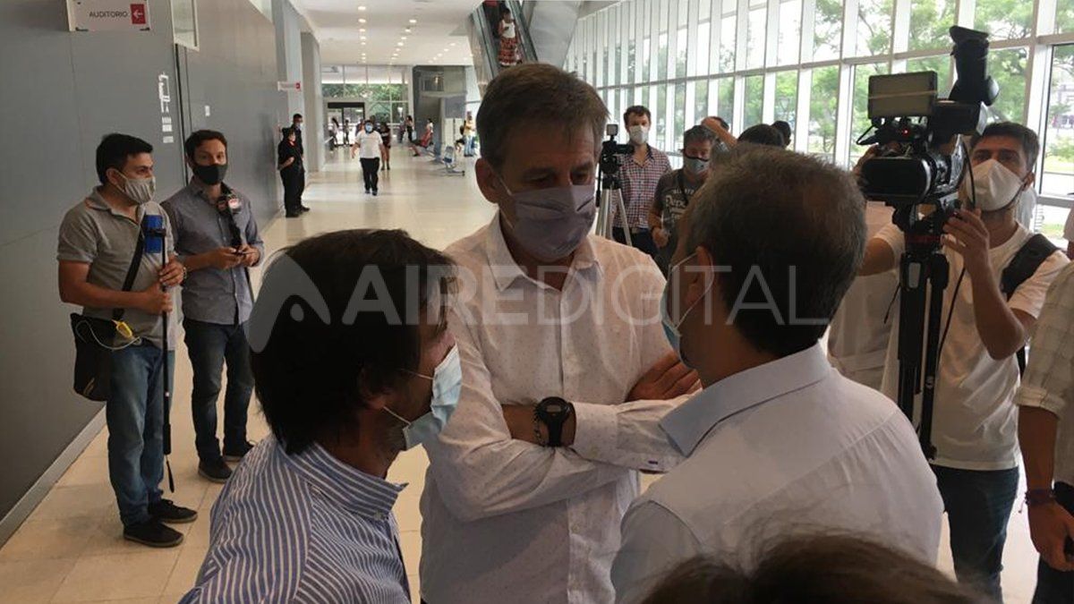 El intendente Emilio Jatón junto a autoridades de Salud de la provincia de Santa Fe en el Cemafe.