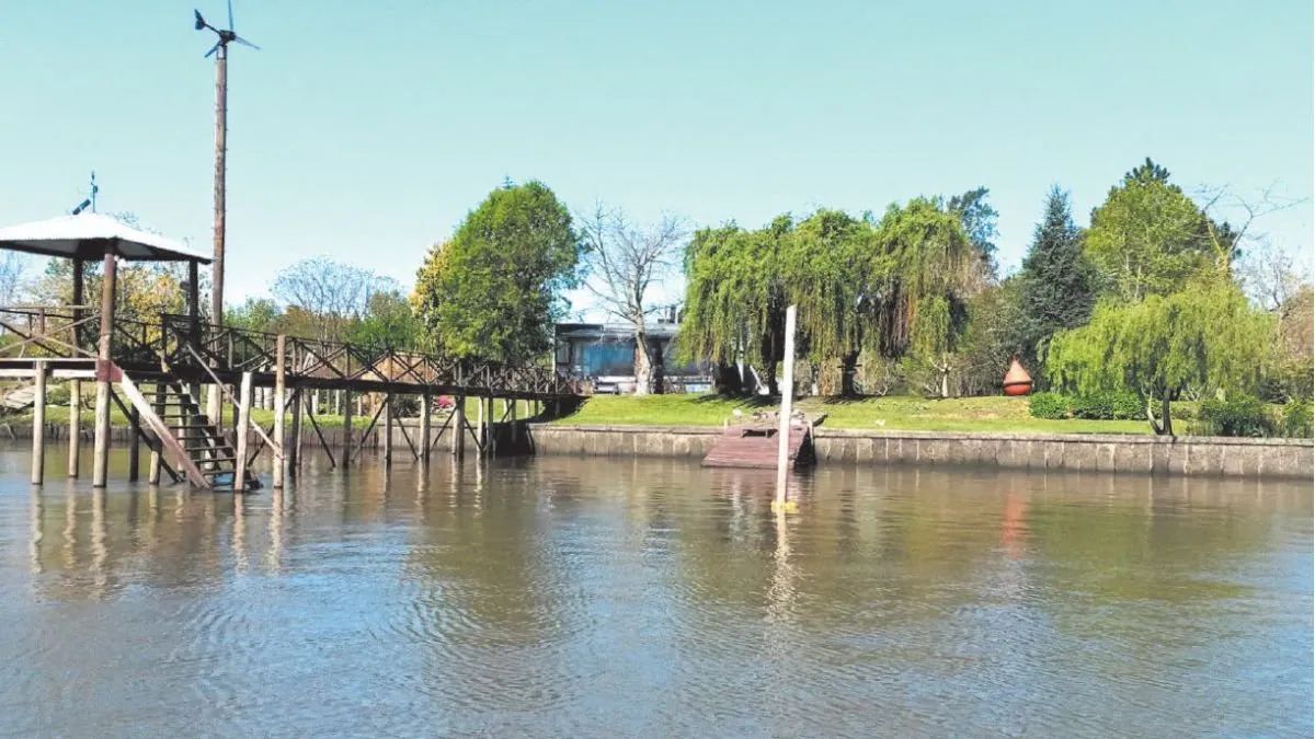 Escapada a una pequeña isla del Río de la Plata, rodeado de viñedos y paisajes únicos. Escapada a una pequeña isla del Río de la Plata, rodeado de viñedos y paisajes únicos.